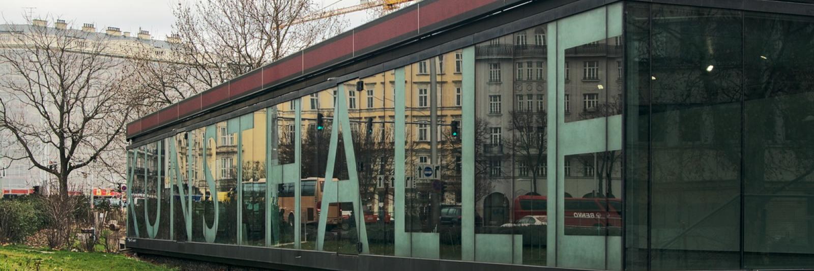 Rudolf Rengshausen: Sandstrahlen der Schriftzüge für die Kunsthalle Wien am Karlsplatz