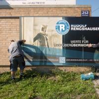 Rudolf Rengshausen: Montage von Firmenschild und Werbetafel