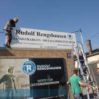 Rudolf Rengshausen: Montage von Firmenschild und Werbetafel