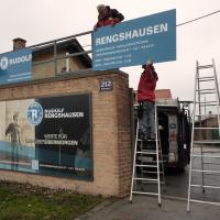 Rudolf Rengshausen: Montage von Firmenschild und Werbetafel