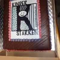 Köstlich war auch die Torte mit dem „Kinder stärken“-Logo.