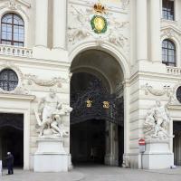 Rudolf Rengshausen: Sandstrahlen des Michaelertors bei der Wiener Hofburg, sowohl im Betrieb als auch vor Ort.